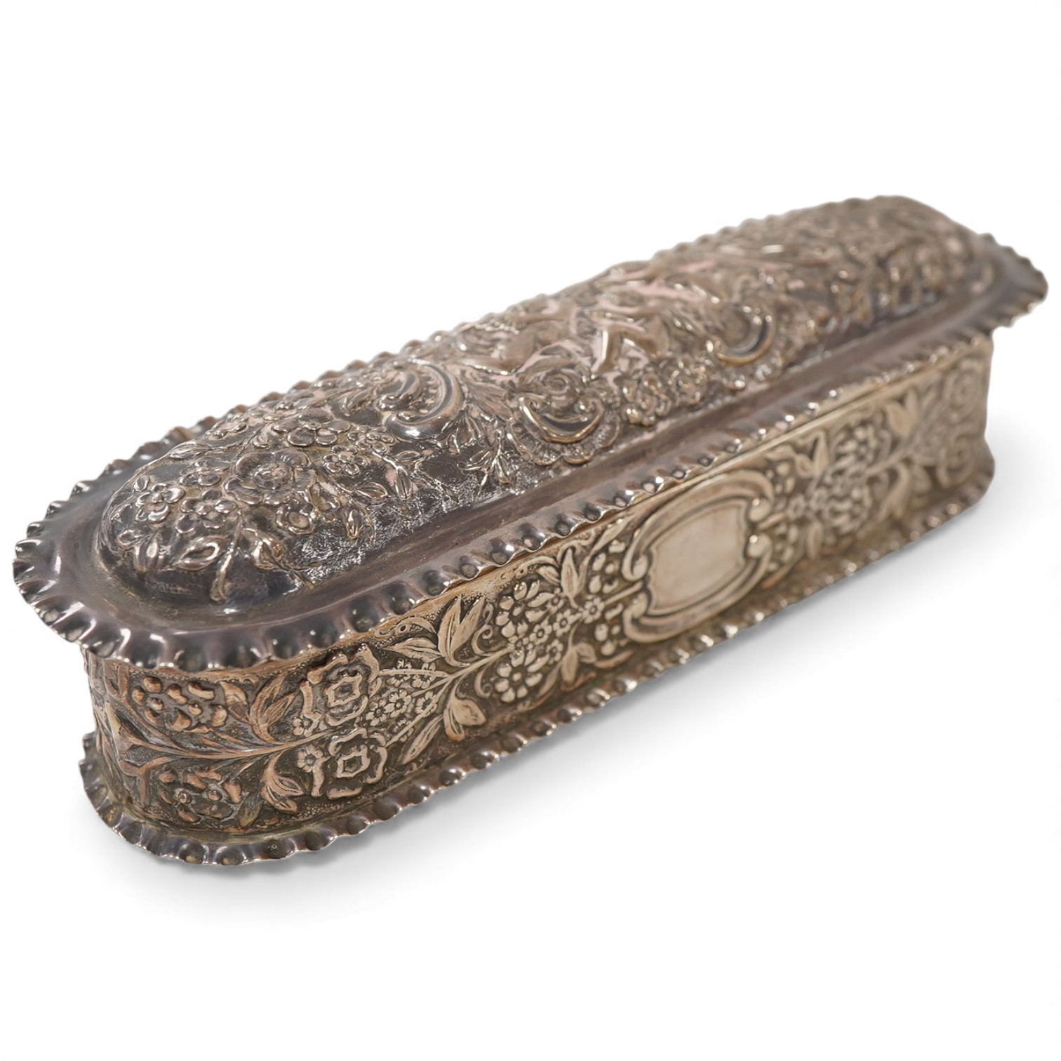 An Edwardian repousse silver trinket box, of oval form, by Mappin & Webb, London, 1901, 17.9cm, 5.9oz.